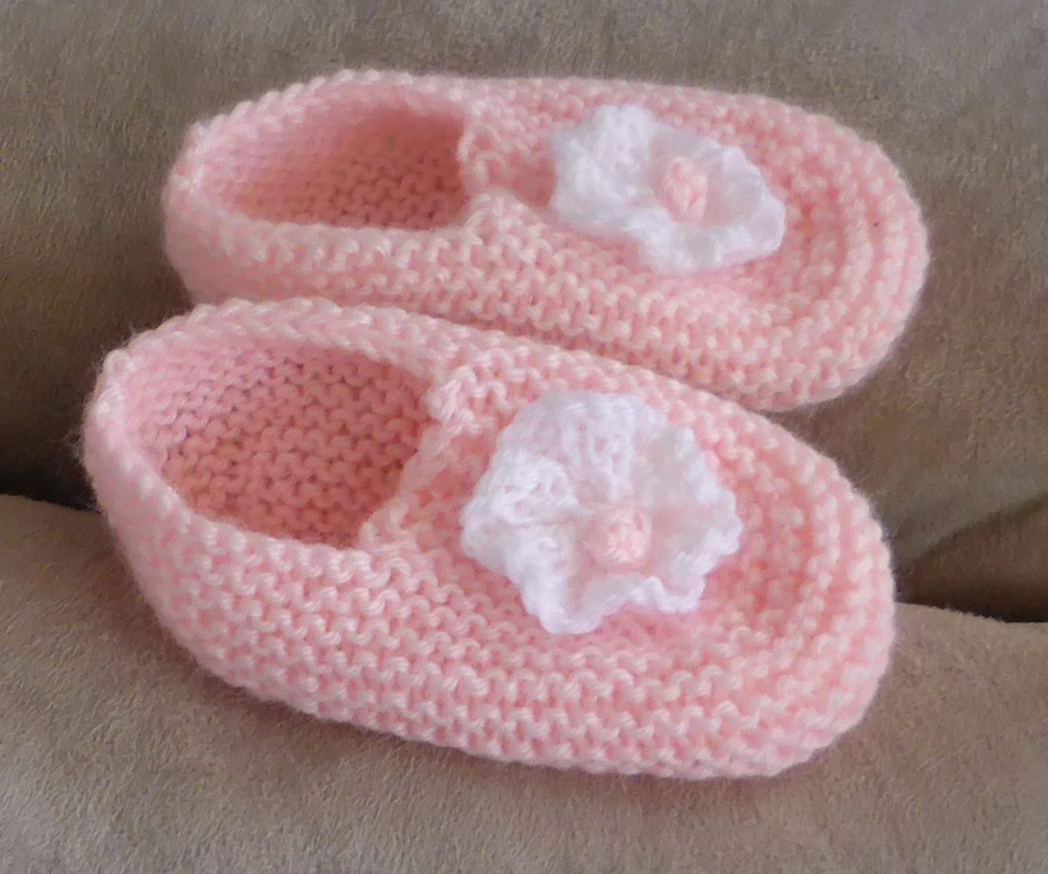 Free Knitting Pattern Baby Booties 4 Ply Ba Shoes With A Knitted Flower In 4ply Angelica
