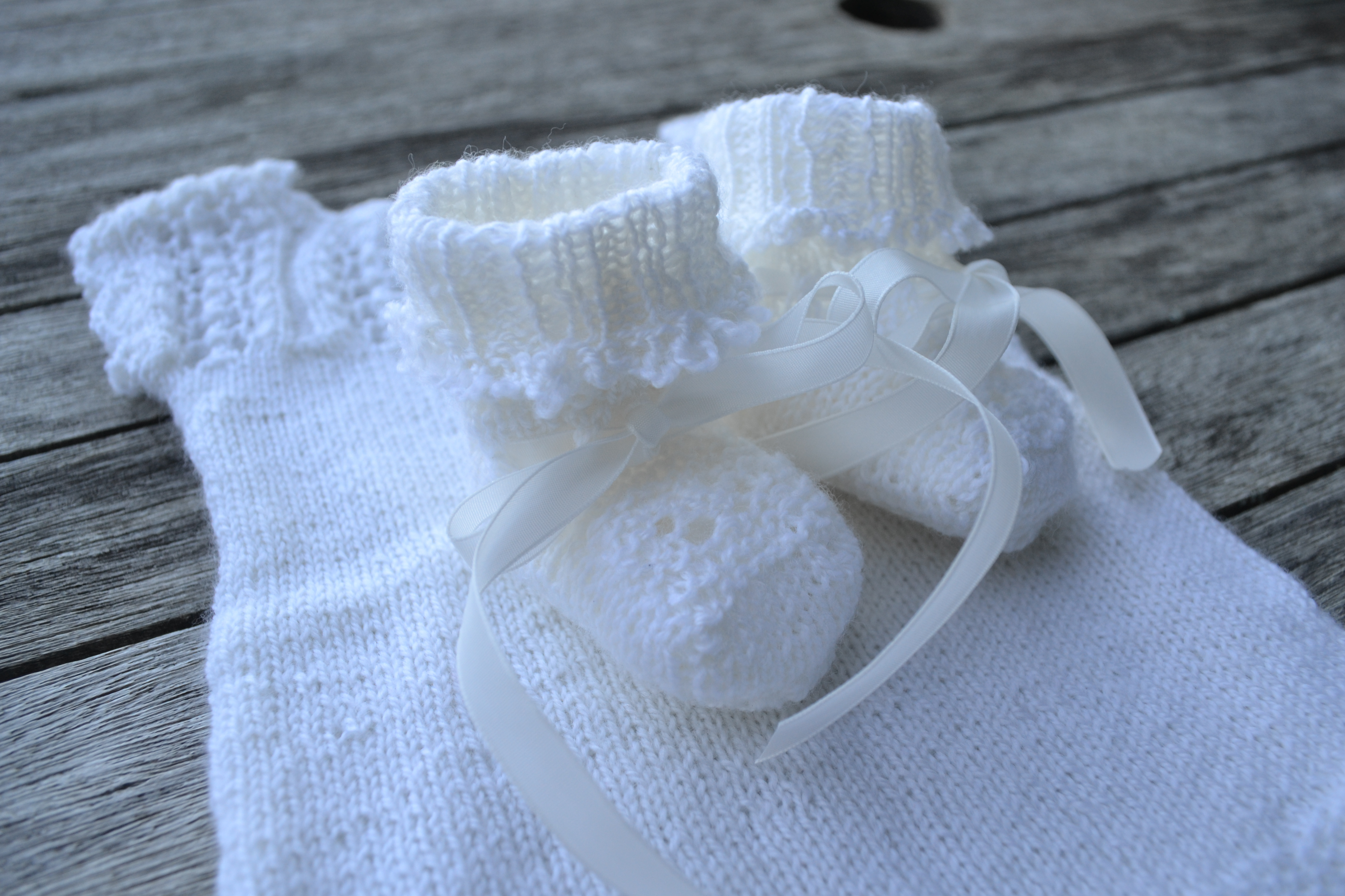 Free Knitting Pattern Baby Booties 4 Ply No Sew Traditional Ba Booties Knanaknits
