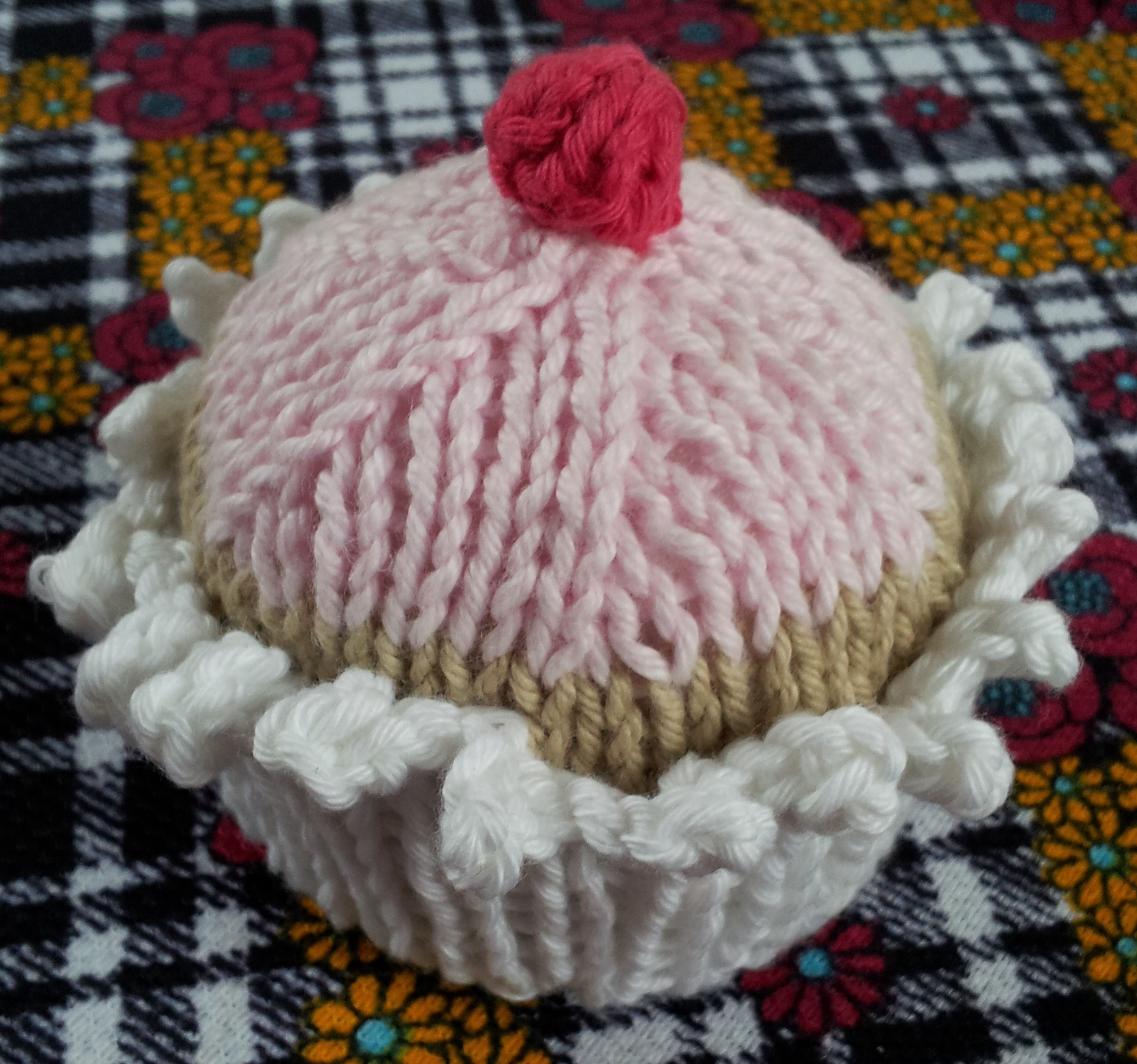 Knitted Cupcake Hat Pattern The No Calorie Knitted Cupcake Free Pattern Thestitchsharer