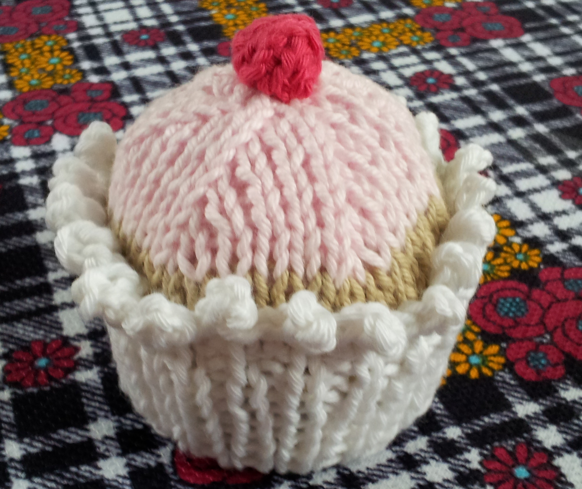 Knitted Cupcake Hat Pattern The No Calorie Knitted Cupcake Free Pattern Thestitchsharer