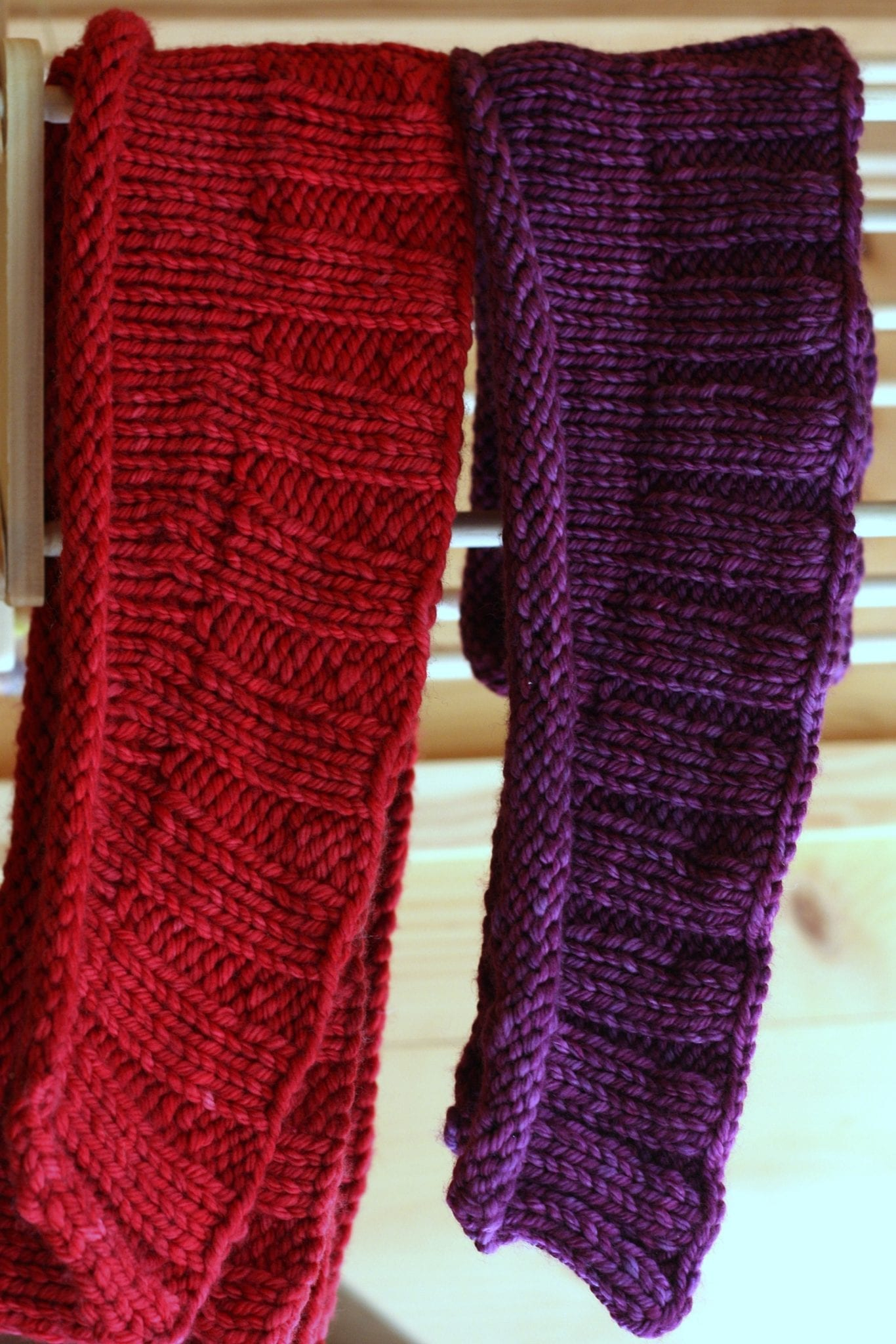 Knitted Ruffle Scarf Pattern Roll Ruffle Scarf Free Frabjous Fibers Wonderland Yarns