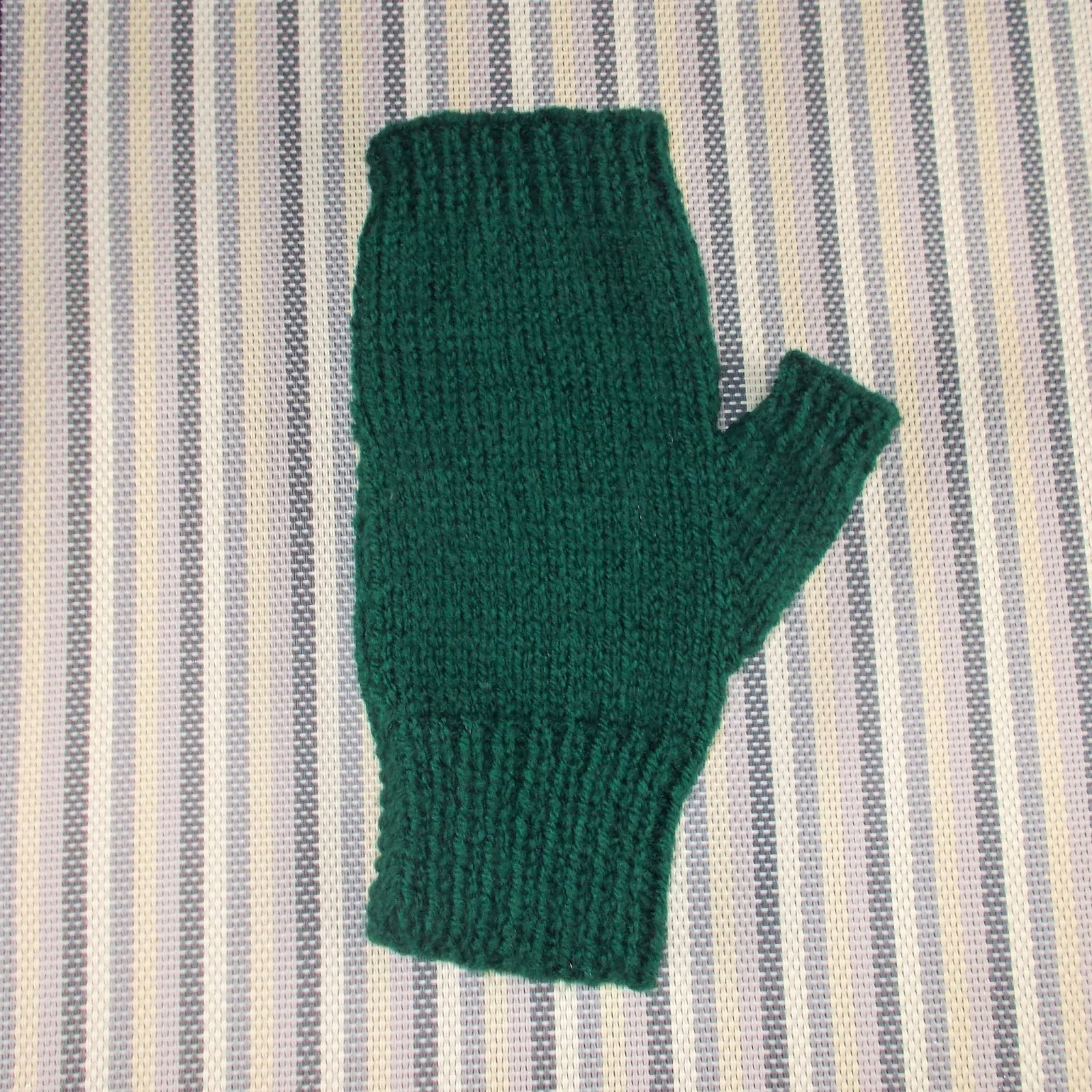 Mens Fingerless Gloves Knitting Pattern Mariannas Lazy Daisy Days Easy Fingerless Mens Mitts With Thumbs